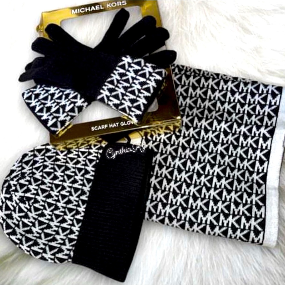 ❄️Michael Kors hat, gloves and scarf set❄️